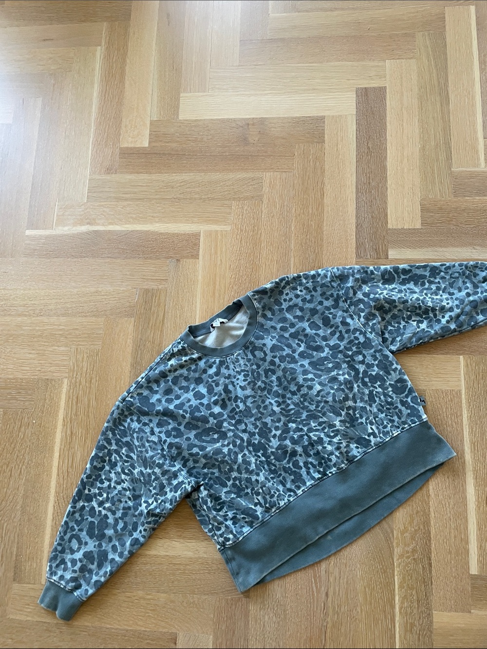 JoyLab acid washed, leopard print sweatshirt size XL